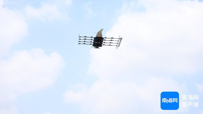 　　4月11日，在琼州海峡上空，一架由海南大鹏航空科技有限公司执飞的载货无人机成功完成试飞。记者 林鸿羽 摄