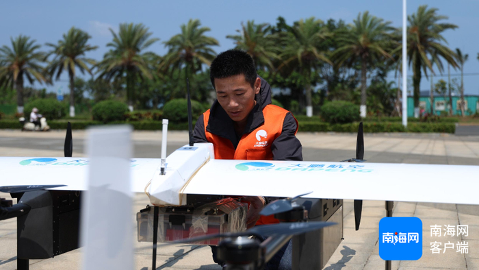 　　工作人员做起飞前的检查。记者 林鸿羽 摄