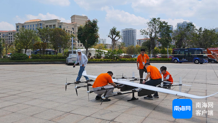 　　载货无人机机降落目的地，工作人员在取出货品。记者 李昊 摄