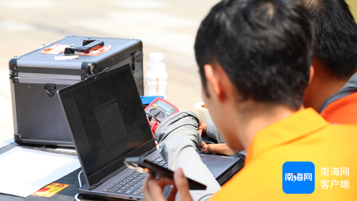 　　工作人员与空管联系获取起飞指令。记者 林鸿羽 摄