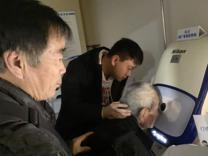 帮助徐某（右一）治疗白内障