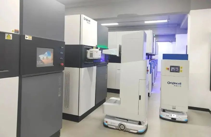 ▲芙蓉实验室我国首家临床级无人值守全自动5G生物样本库里，机器人可自动完成生物样本的接收、转运、存储等。（徐运源/摄）