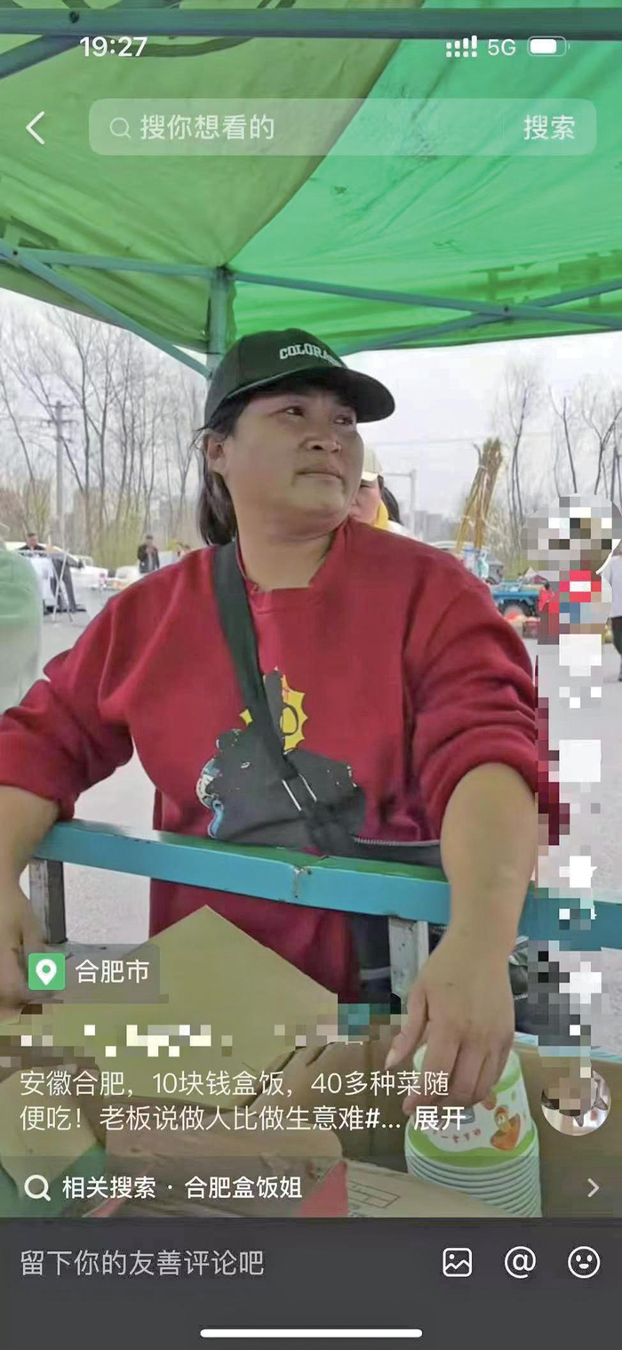 3月底，因为有人在摊位前浪费餐食，王荣亚和对方发生了争执，被人拍下并传到网上。　短视频平台截图