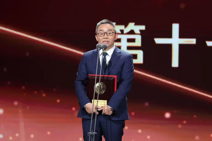 “2023中国文学盛典·茅盾文学奖之夜”，东西发表获奖感言。资料图片 图源文学桂军微信公众号