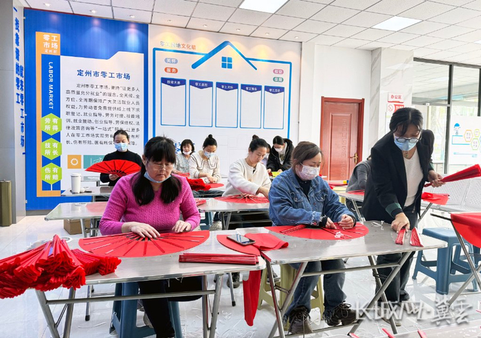 灵活就业人员学习扇面装裱。定州市人力资源和社会保障局供图