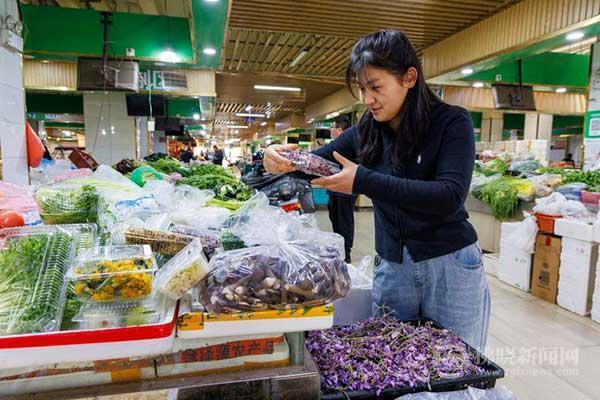 市民在宿城南关菜市场购买春菜。