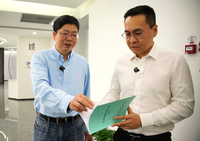 《杭州市惠企政策汇编（解读版）》变“薄”，政府服务力度变“厚”（央广网记者  尚天宇  摄）