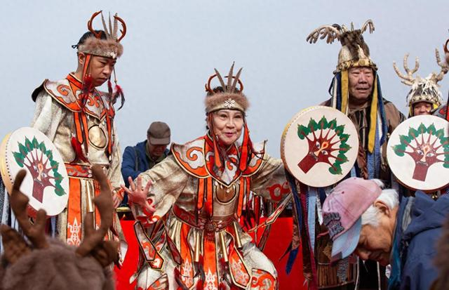 这是4月12日在佳木斯市“喊江节”主会场拍摄的赫哲族开江祈福仪式。新华社发（陈志国 摄）