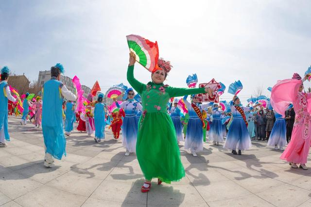 4月12日，市民在佳木斯市“喊江节”富锦分会场进行表演。新华社发（曲玉宝 摄）