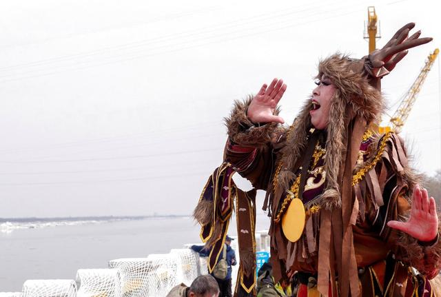 4月12日，在佳木斯市“喊江节”主会场，赫哲族演职人员高喊“开江啦”。新华社发（朱宗强 摄）