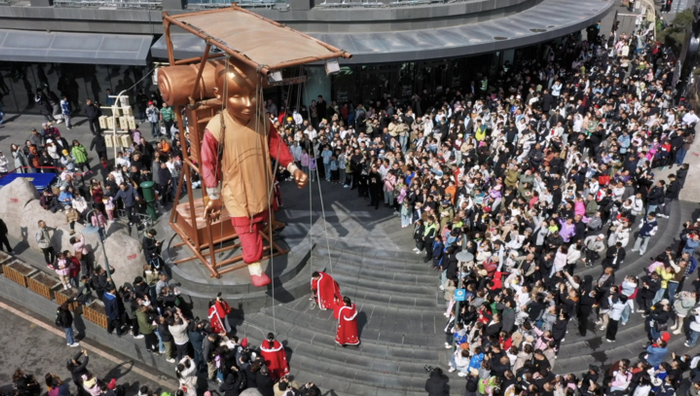 游客在长春“这有山”文旅小镇观看“开山”表演。（受访者供图）