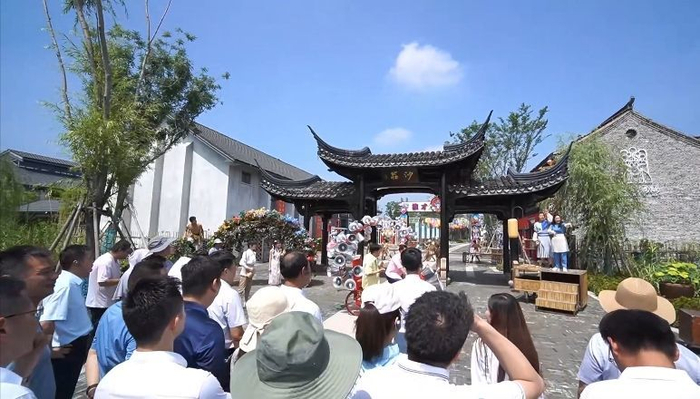 游客在江苏建湖九龙口旅游度假区参观游览。（受访者供图）