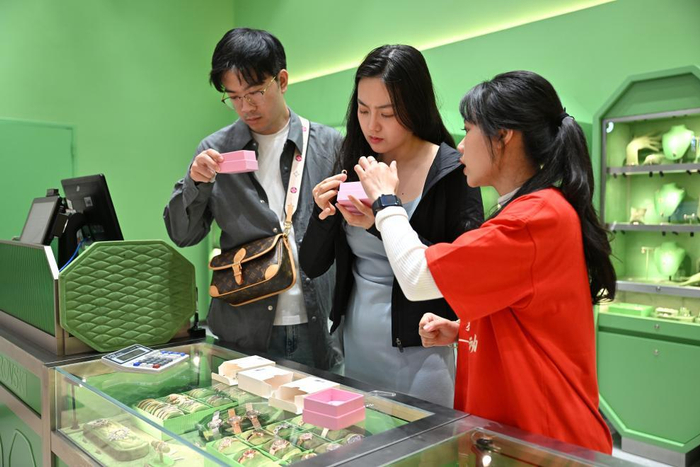 消费者在海口国际免税城购物。新华社记者郭程 摄