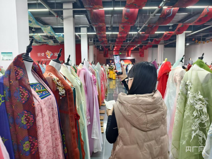 电商主播正在直播（央广网记者  程立龙  摄）