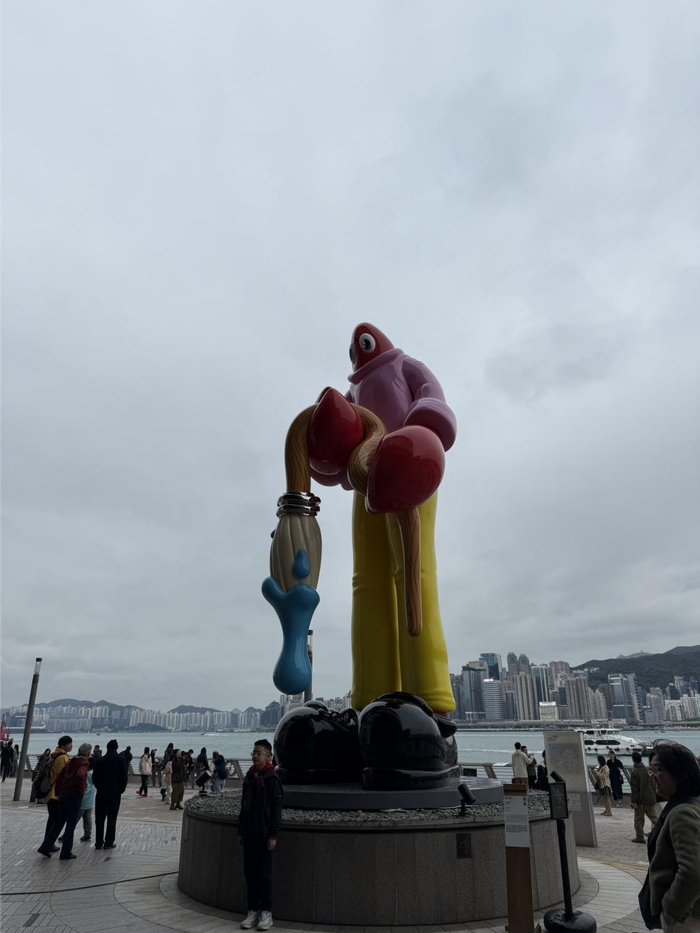 图为维多利亚港的艺术雕塑。（林迎楠   摄）