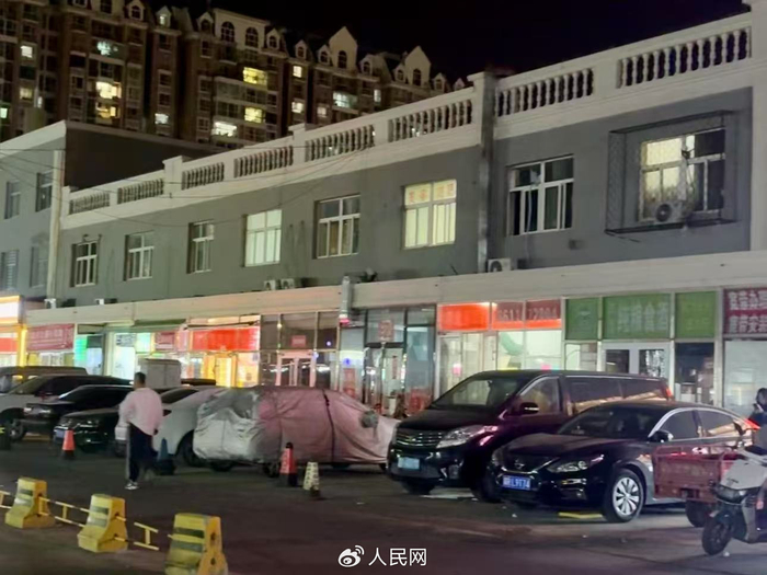 没了招牌的店铺在夜晚难以辨认。人民网 陈叶欣摄