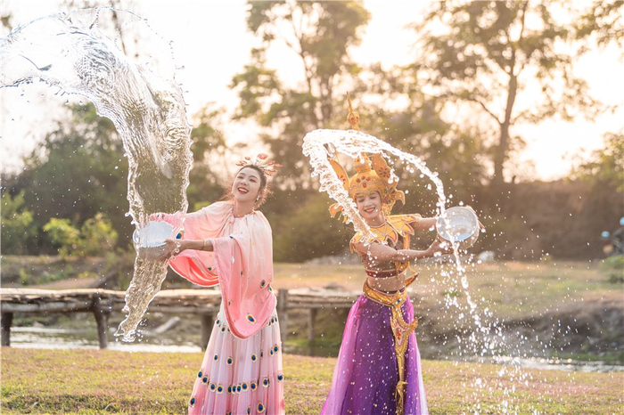 2025年陇川县欢度泼水节 桂金再 摄