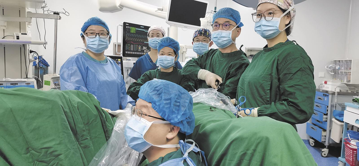 曾诚（右二）定期来省妇幼保健院坐诊、手术、带教。省妇幼保健院供图