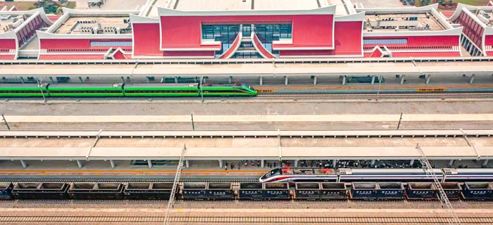 　　△“复兴号”（上）、“澜沧号”动车组列车停靠在中老铁路磨憨站。