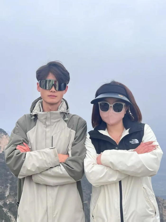 小辉（左）在泰山做“陪爬”  图片来源：受访者提供