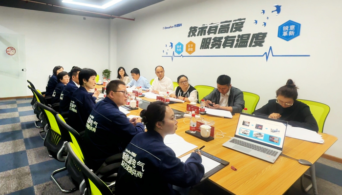 杭州经信部门面对面为企业把关申报材料（央广网记者  李晓晓  摄）