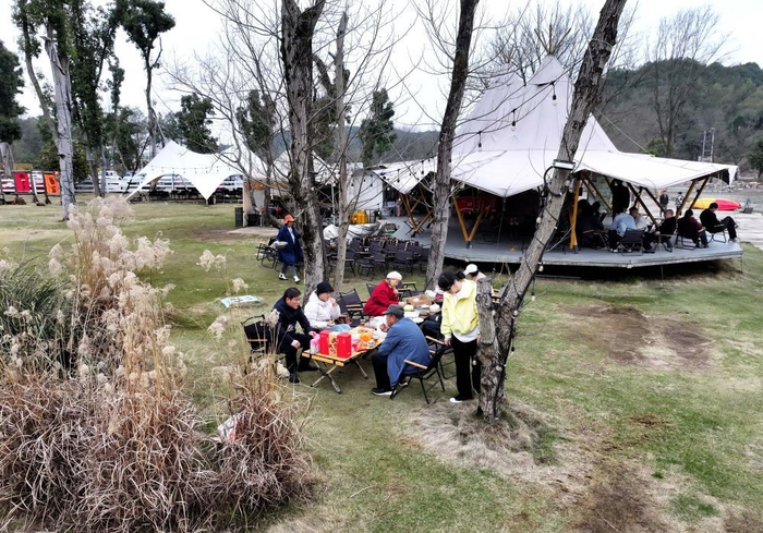 3月16日，游客在浙江省金华市武义县下岭头村云在兮露营基地游玩（无人机照片）。新华社发（张建成摄）