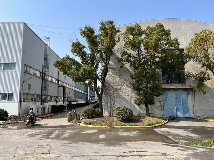 南大土壤修复工厂中，保留下的原富国皮革厂四车间，在土壤修复工作中继续使用。 王昀 图