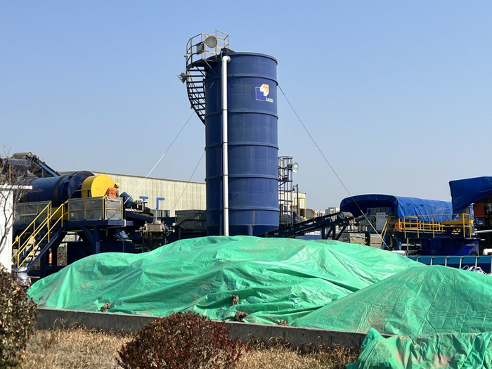 南大土壤修复工厂中，正在运转的土壤淋洗设备。 王昀 图