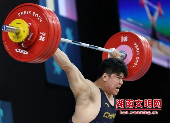 刘焕华在巴黎奥运会上奋力一举。