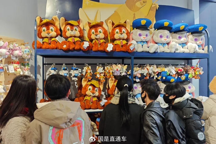 △资料图：全新迪士尼商店在上海南京路步行街开业，吸引不少粉丝进店购买。中新社发 王冈 摄