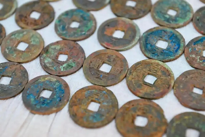 ▲库车出土的古钱币群像。新华社发