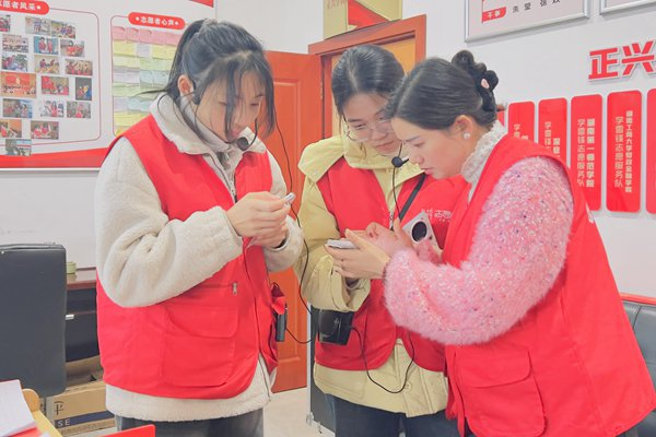 彭梅引导大学生志愿者注册签到。
