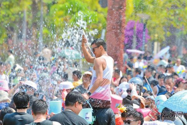 游客在景谷县互相泼洒祝福水。