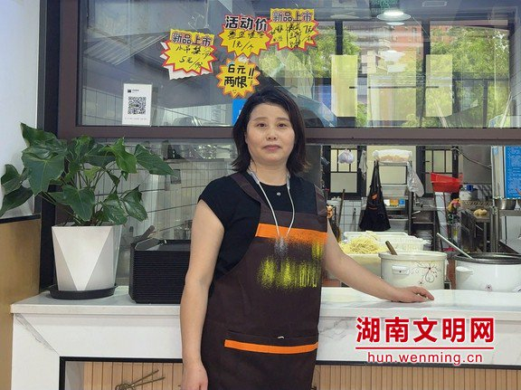 李红英在店内服务。