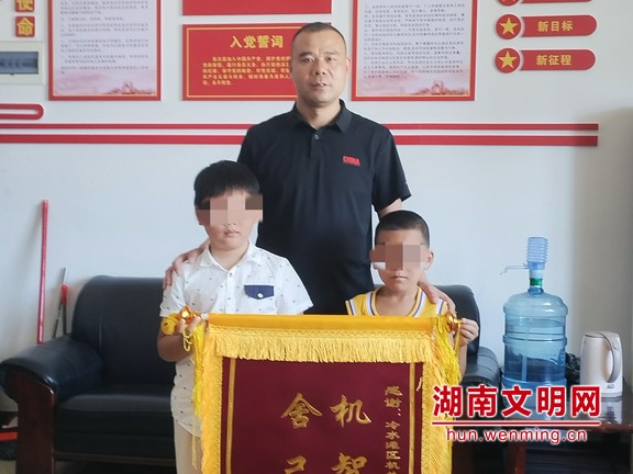 周进跃收到群众送来的锦旗。