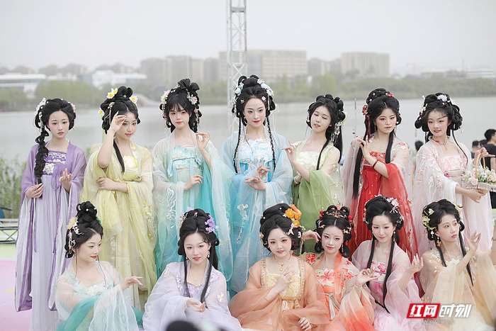 长沙后湖，花朝节上 ，邂逅汉服巡游，欣赏汉服表演。