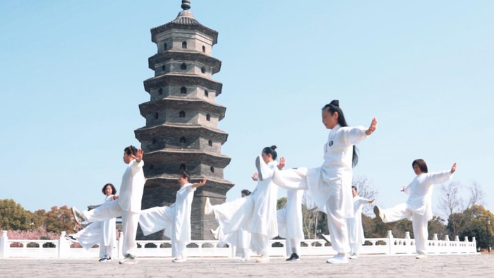 市民在海春轩塔前晨练。王子杰 摄