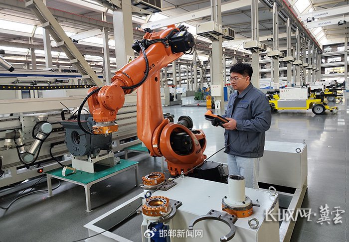 唐山百川机器人共享制造工厂，工作人员正在调试机器人手臂。李冠橦 摄