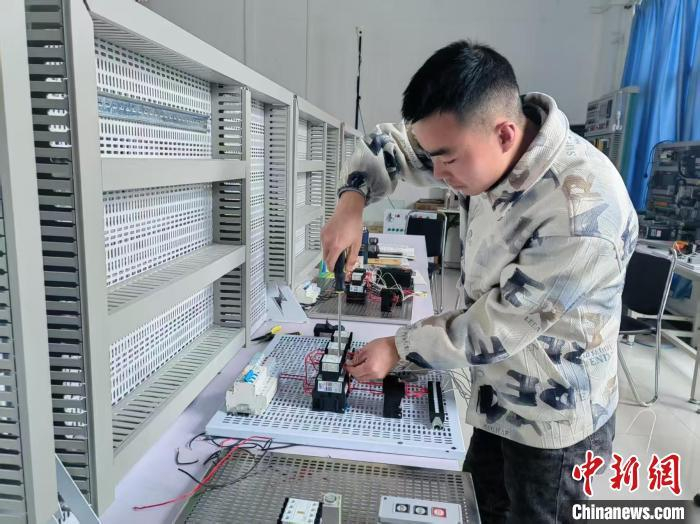 图为培训学员学习电工专业课程。灵台县人社局供图