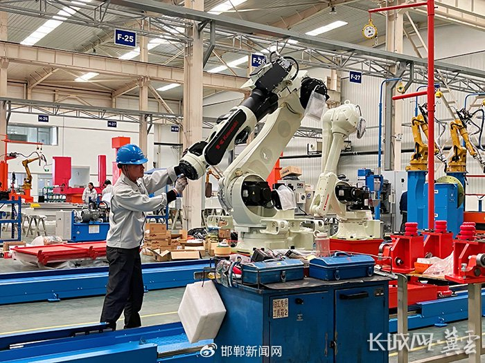 唐山开元自动焊接装备有限公司，工作人员正在操作设备。唐山高新区管委会 供图