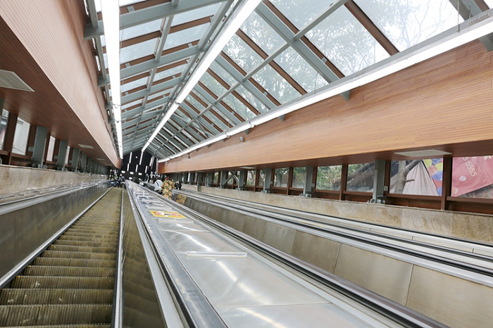 两路口皇冠大扶梯。图据视觉中国