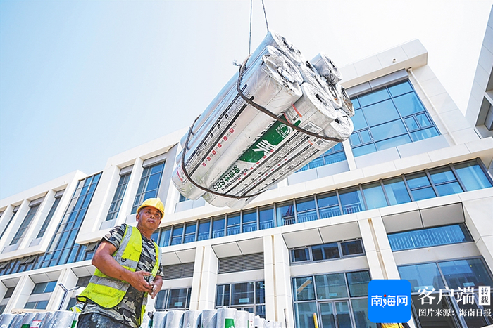 近日，在陵水文罗产业园内，工人在岗位上施工。海南日报全媒体记者 王程龙 摄