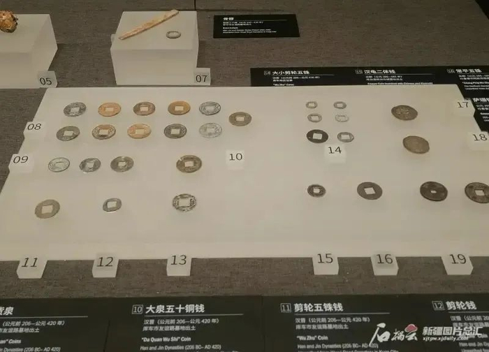 ▲新疆博物馆展出汉晋时代的各种钱币。新疆日报记者 贾春霞摄