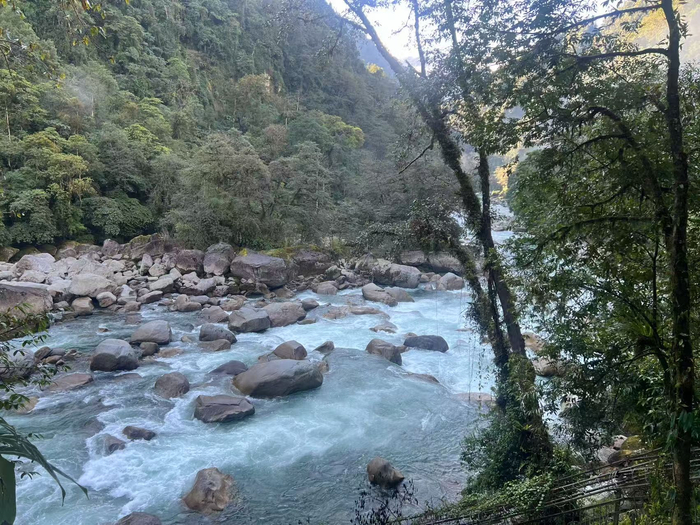 独龙江在这里跨国奔腾而下。斯雄 摄