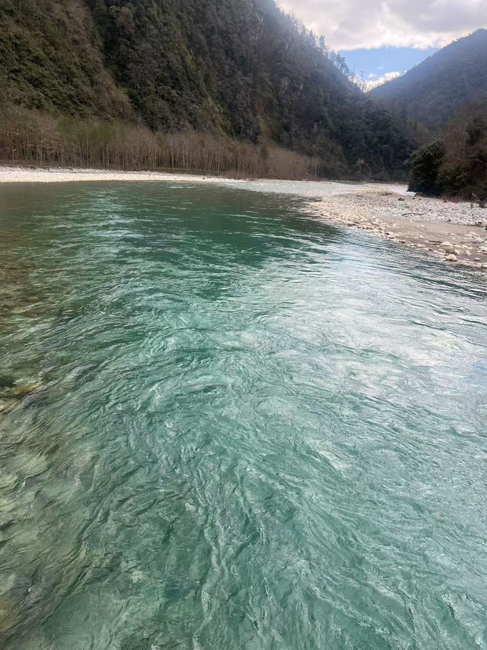 一江流淌的翡翠。斯雄 摄