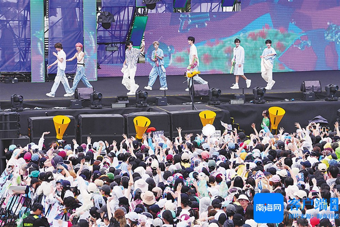 　　4月12日，WATERBOMB水弹音乐节在海口长影环球100奇幻乐园启幕。海南日报全媒体记者 王程龙 摄