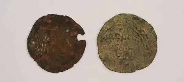 ▲铸牢中华民族共同体意识文物古籍展上展出的喀喇汗王朝桃花石可汗铜币。