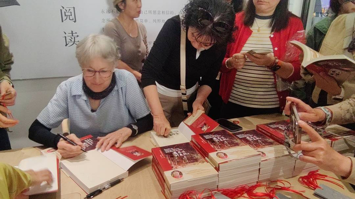 贾和普给读者签名