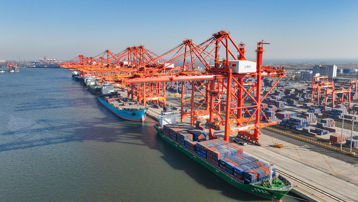 图为唐山港京唐港区集装箱码头正在进行装船作业。受访者供图