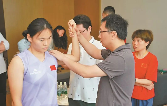 医疗专家团对中国女子橄榄球队队员进行康复指导。中国女子橄榄球队供图